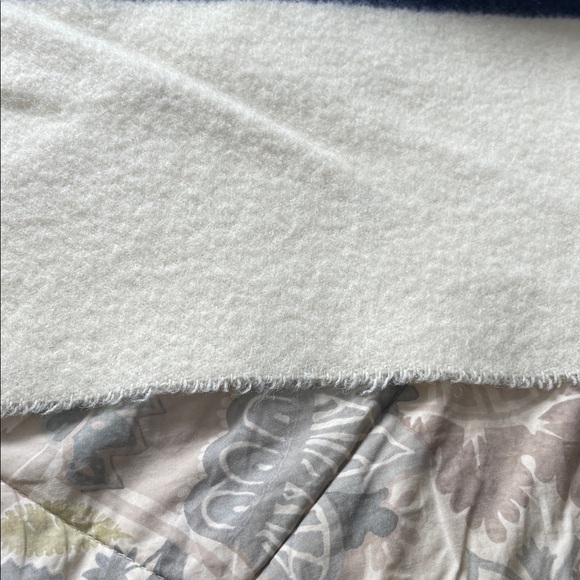 Hudson Bay 8 point king blanket - Picture 8 of 9